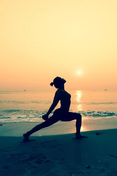 Jonge vrouw die yoga beoefent — Stockfoto