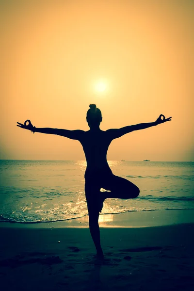 Mujer joven practicando yoga — Foto de Stock