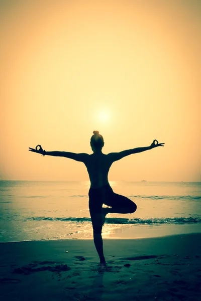 Jonge vrouw die yoga beoefent — Stockfoto