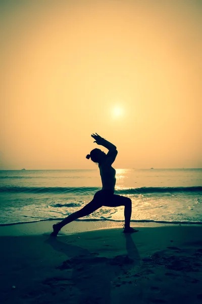 Mladá žena cvičí jógu — Stock fotografie