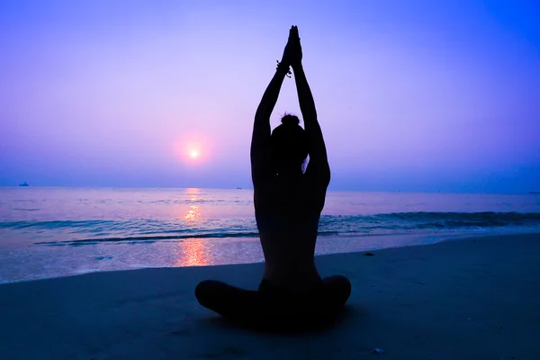 Vrouw die yoga beoefent — Stockfoto