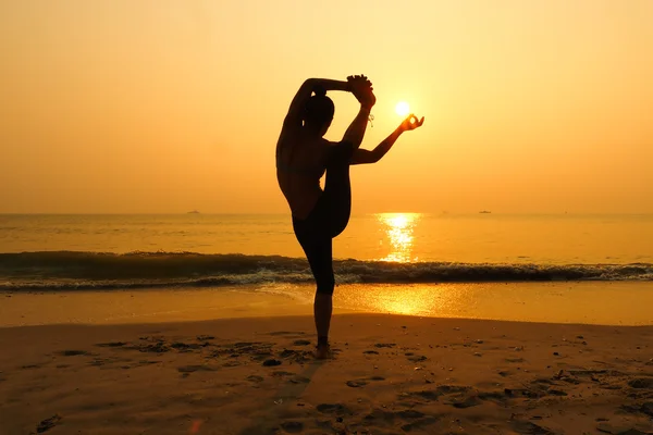 Donna che pratica yoga — Foto Stock