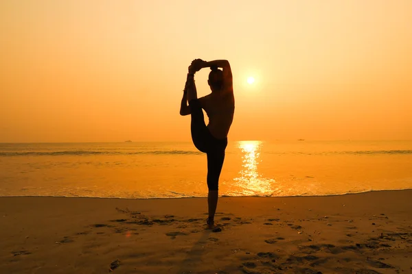 Женщина практикует йогу — стоковое фото