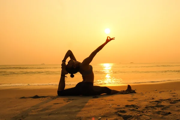 Femme pratiquant le yoga — Photo