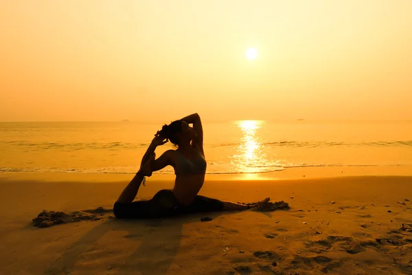 Femme pratiquant le yoga — Photo