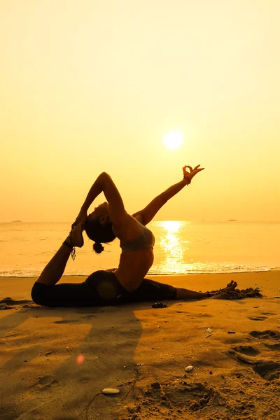 Mujer practicando yoga —  Fotos de Stock