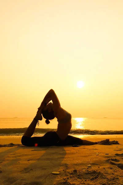 Donna che pratica yoga — Foto Stock