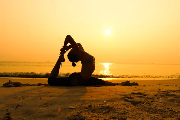 Mujer practicando yoga — Foto de Stock