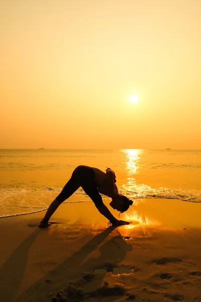 Vrouw die yoga beoefent — Stockfoto