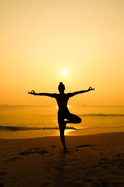 Vrouw die yoga beoefent — Stockfoto