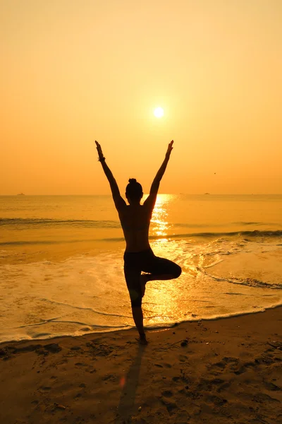 Mujer practicando yoga — Foto de Stock