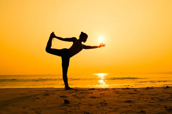 Nő gyakorló jóga — Stock Fotó