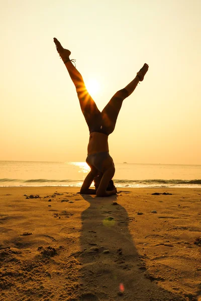 Donna che pratica yoga — Foto Stock