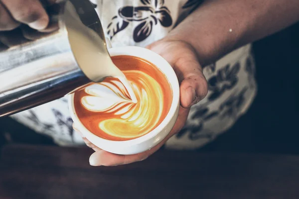 Tasse Kaffee Latte Art auf dem Holz Hintergrund in Vintage-Farbe — Stockfoto