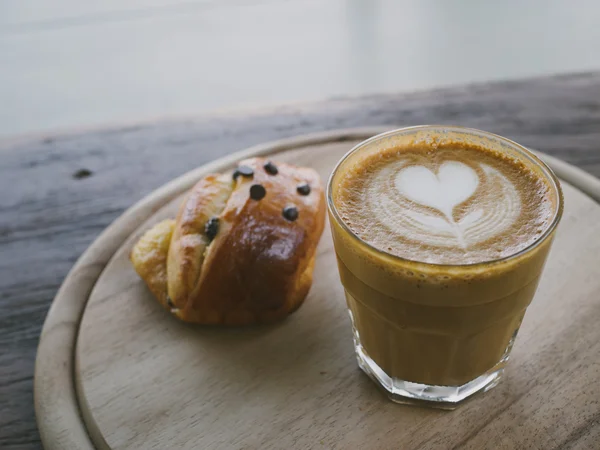 木製の机の上のコーヒー カフェラテ アートのカップ — ストック写真