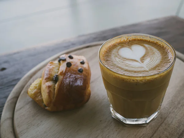 Tasse de café latte art sur le bureau en bois — Photo