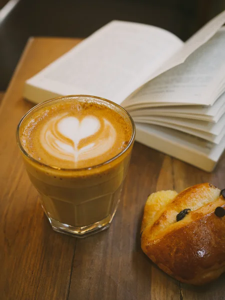 Secangkir kopi latte art di meja kayu — Stok Foto