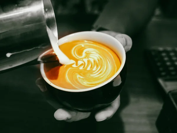 Cup 的木桌上的咖啡拿铁艺术 — 图库照片