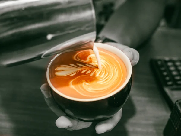 Tasse Kaffee Latte Art auf dem Holztisch — Stockfoto