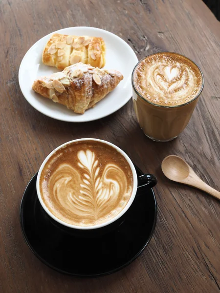Чашку кофе латте на деревянном столе — стоковое фото