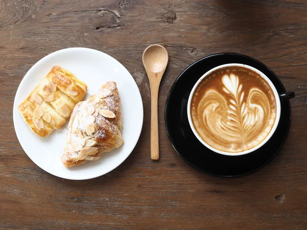 Tasse de café latte art sur le bureau en bois — Photo