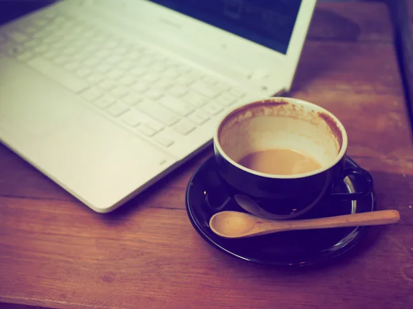 Filiżanka do kawy latte art na drewniane biurko — Zdjęcie stockowe