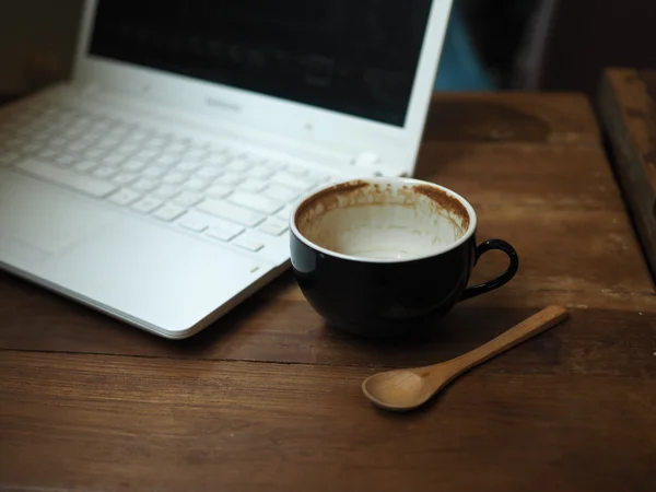 Filiżanka do kawy latte art na drewniane biurko — Zdjęcie stockowe
