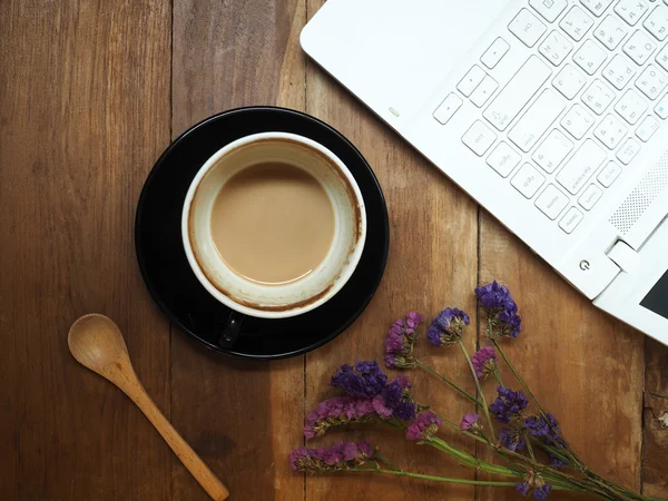 Kopp kaffe latte art på personalen i trä — Stockfoto