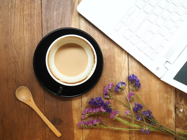 Tasse Kaffee Latte Art auf dem Holztisch — Stockfoto