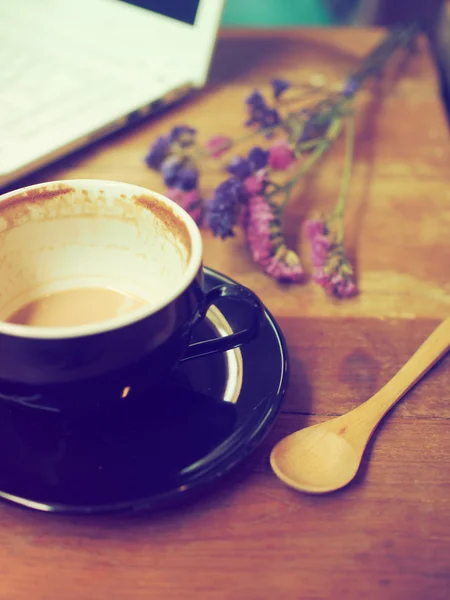 Xícara de café arte latte na mesa de madeira — Fotografia de Stock