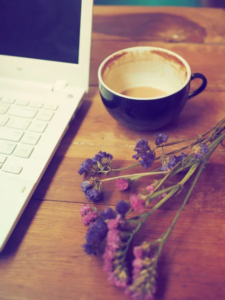 Kopje koffie latte kunst op de houten bureau — Stockfoto