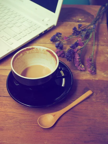 Φλιτζάνι καφέ latte τέχνη στο ξύλο γραφείο — Φωτογραφία Αρχείου