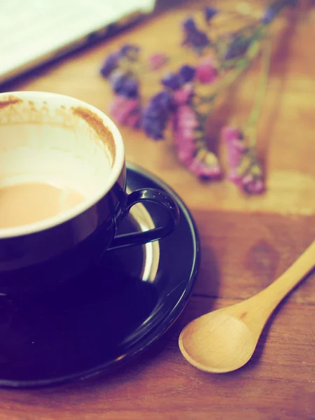 Taza de café con leche arte en el escritorio de madera —  Fotos de Stock
