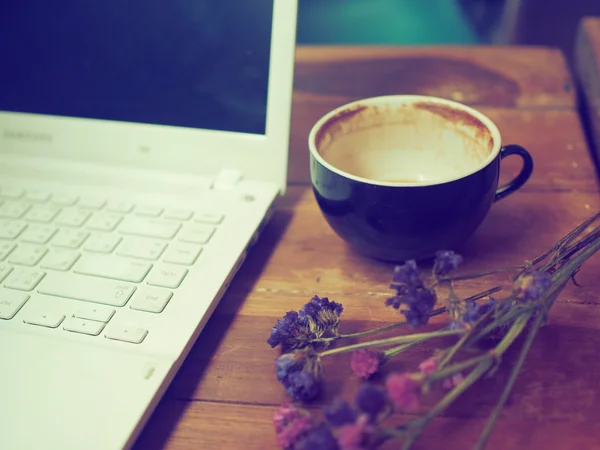 Šálek kávy latte art na dřevěný stůl — Stock fotografie