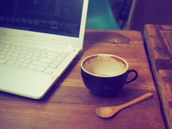 Cup of coffee latte art on the wood desk — Stock Photo, Image