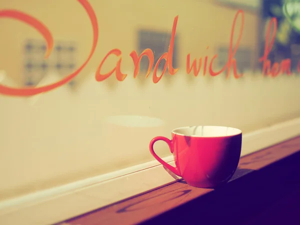Чашка кофе на окне винтажный тон цвета — стоковое фото