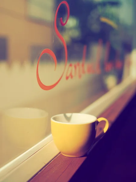 Tasse de café sur le ton de couleur vintage fenêtre — Photo