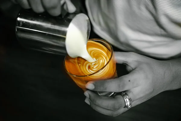 Cómo hacer café arte latte — Foto de Stock