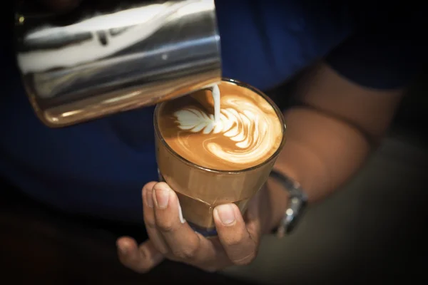 Wie man Kaffee-Latte-Kunst macht — Stockfoto