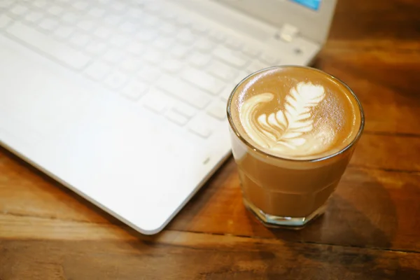 Cup of coffee latte art on the wood desk — Stock Photo, Image