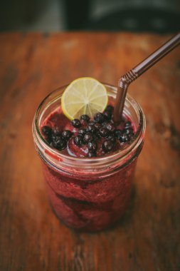 Taze yabanmersini ve arka plan üzerinde çilek güler yüzlü