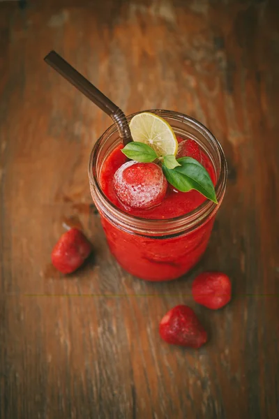 Batido fresco de arándanos y fresas sobre fondo —  Fotos de Stock