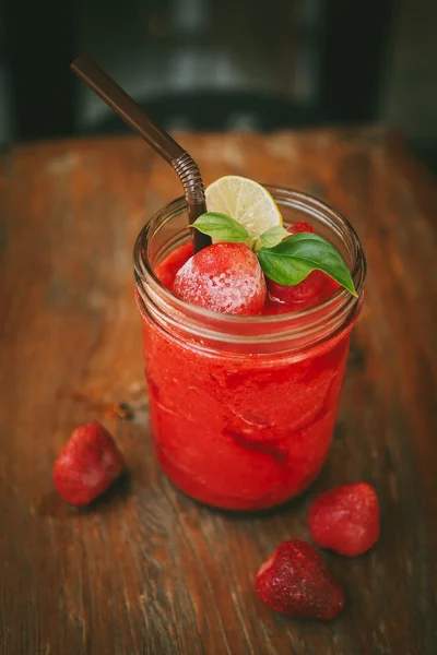 Batido fresco de arándanos y fresas sobre fondo —  Fotos de Stock