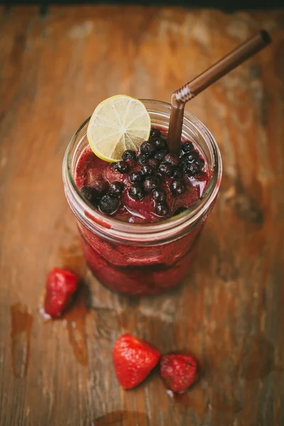 Batido fresco de arándanos y fresas sobre fondo —  Fotos de Stock