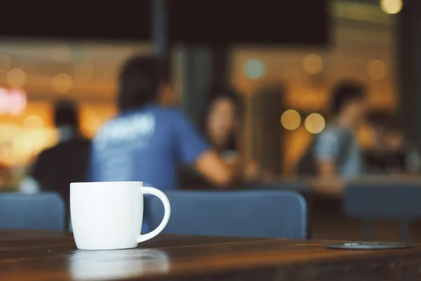 Чашка кофе в стиле винтажного цвета в кафе — стоковое фото