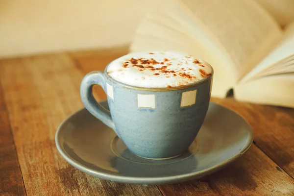 Tasse Kaffee im Coffeeshop Vintage Farbton Stil — Stockfoto