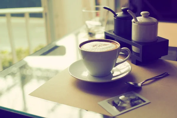 Taza de café con leche en la textura de madera — Foto de Stock