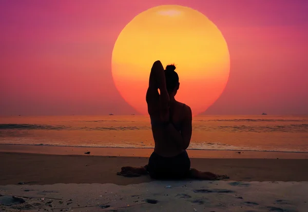 Mujer practicando yoga — Foto de Stock