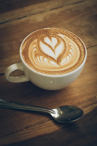 Café arte latte na mesa de madeira — Fotografia de Stock