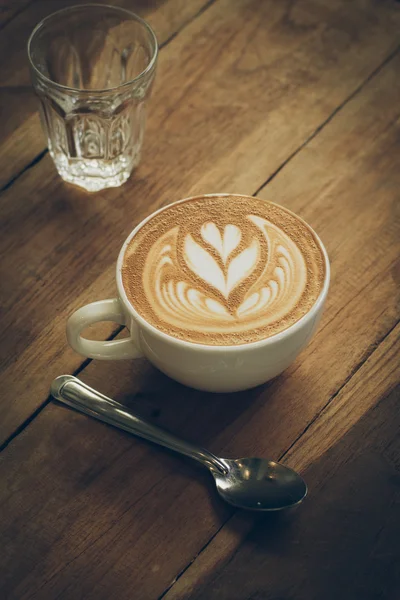 Café latte art sur le bureau en bois — Photo